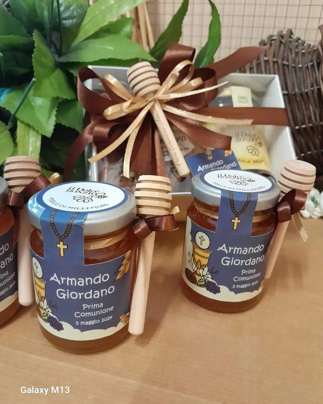 Vasetti di miele millefiori con etichetta personalizzata blu per Prima Comunione e spargimiele in legno