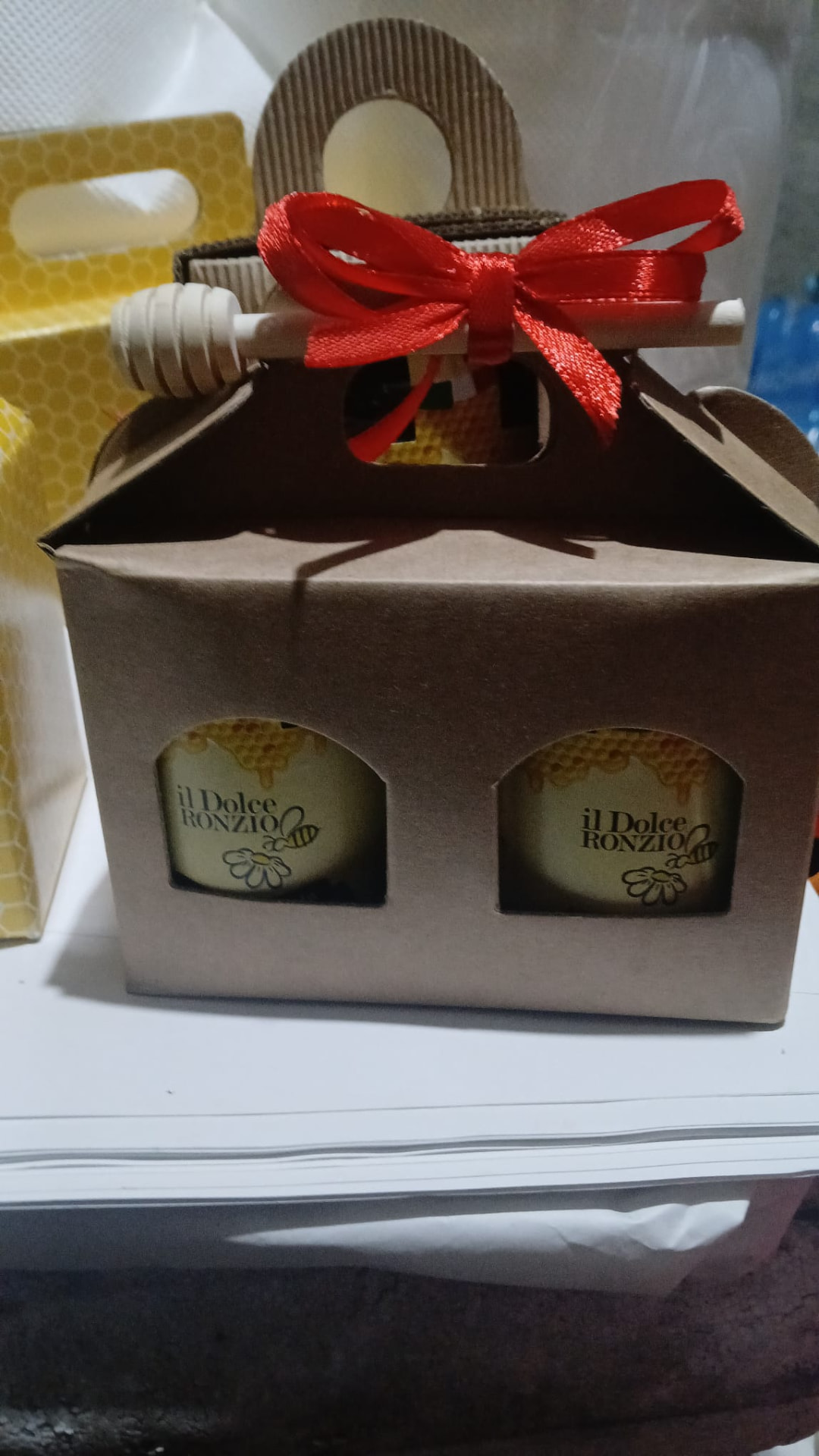 Confezione in cartone kraft con due vasetti di miele Il Dolce Ronzio e spargimiele