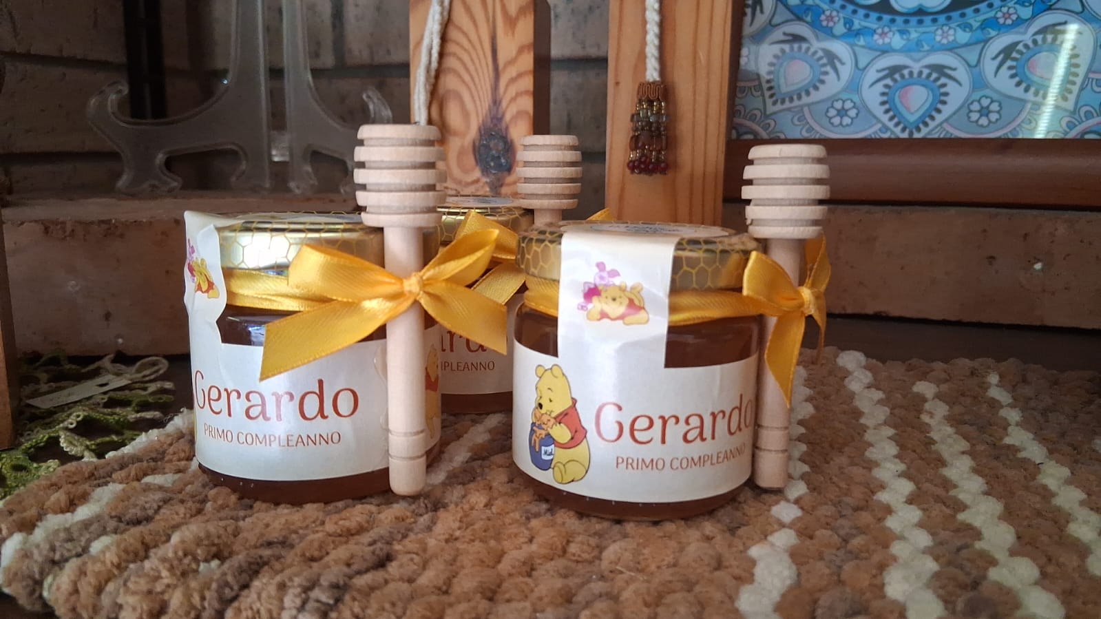Vasetti di miele per primo compleanno con etichetta a tema e fiocco giallo