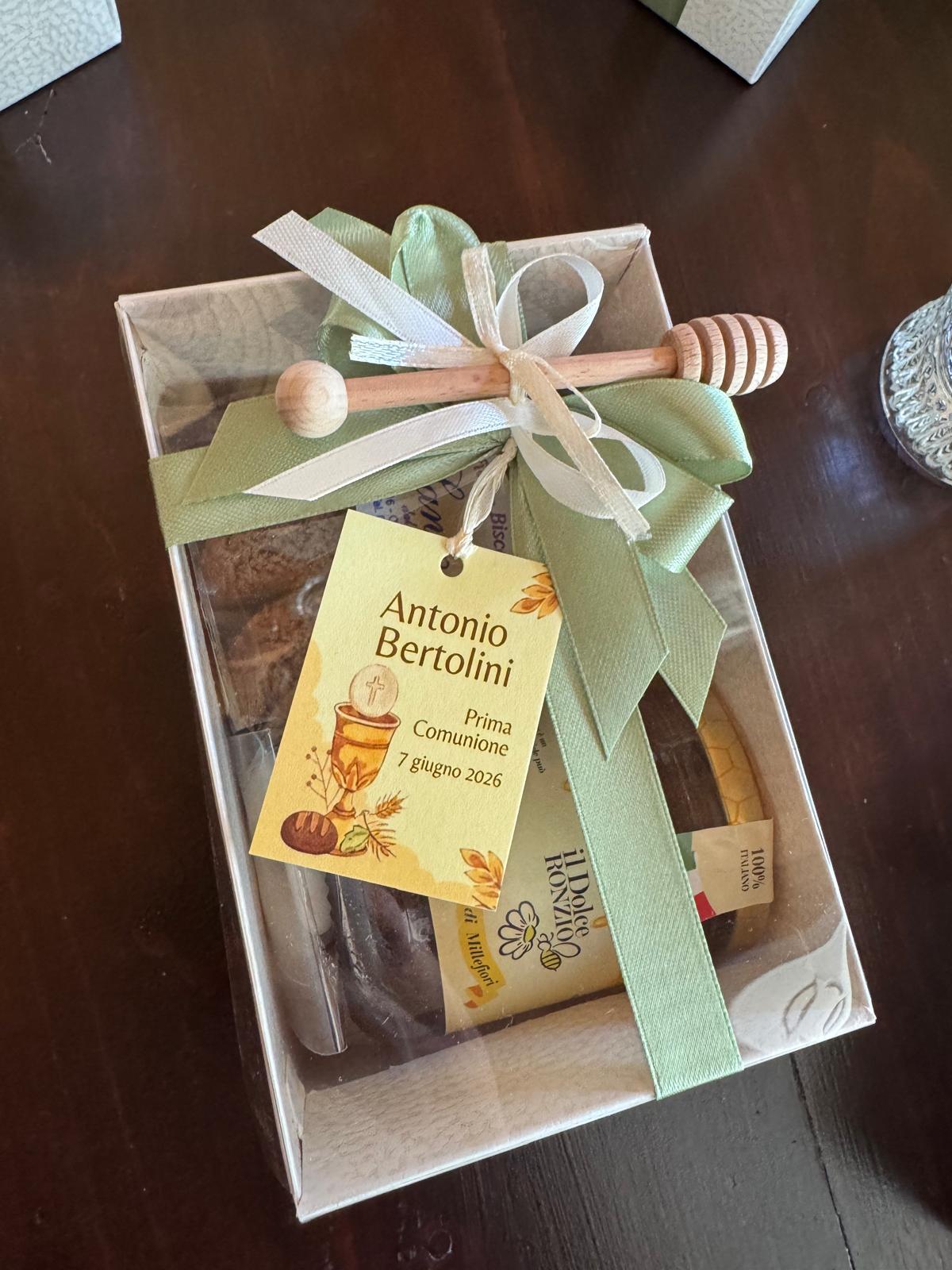 Scatola regalo per Prima Comunione con miele Il Dolce Ronzio, biscotti, spargimiele e nastro verde